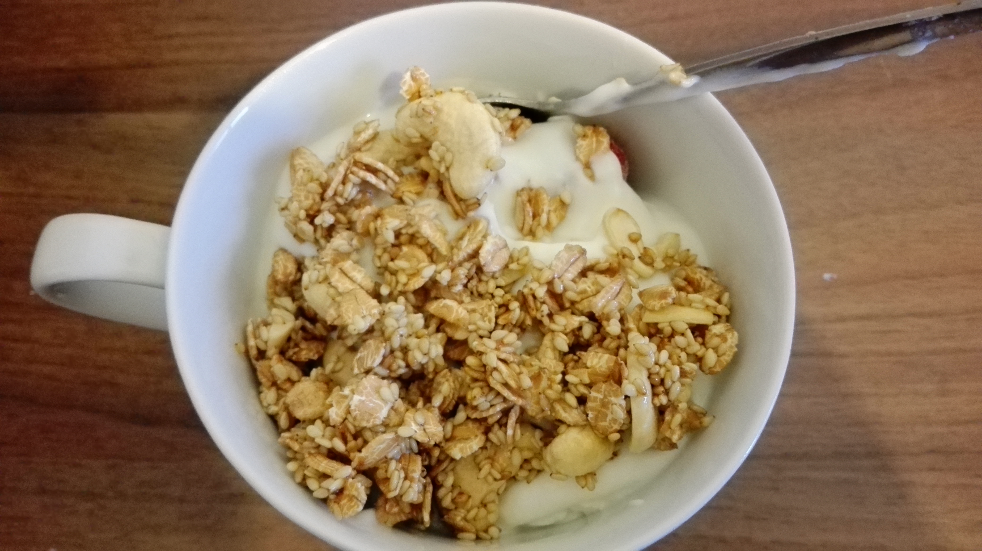 Cashew-Dinkel-Crunchy mit Joghurt und Obst