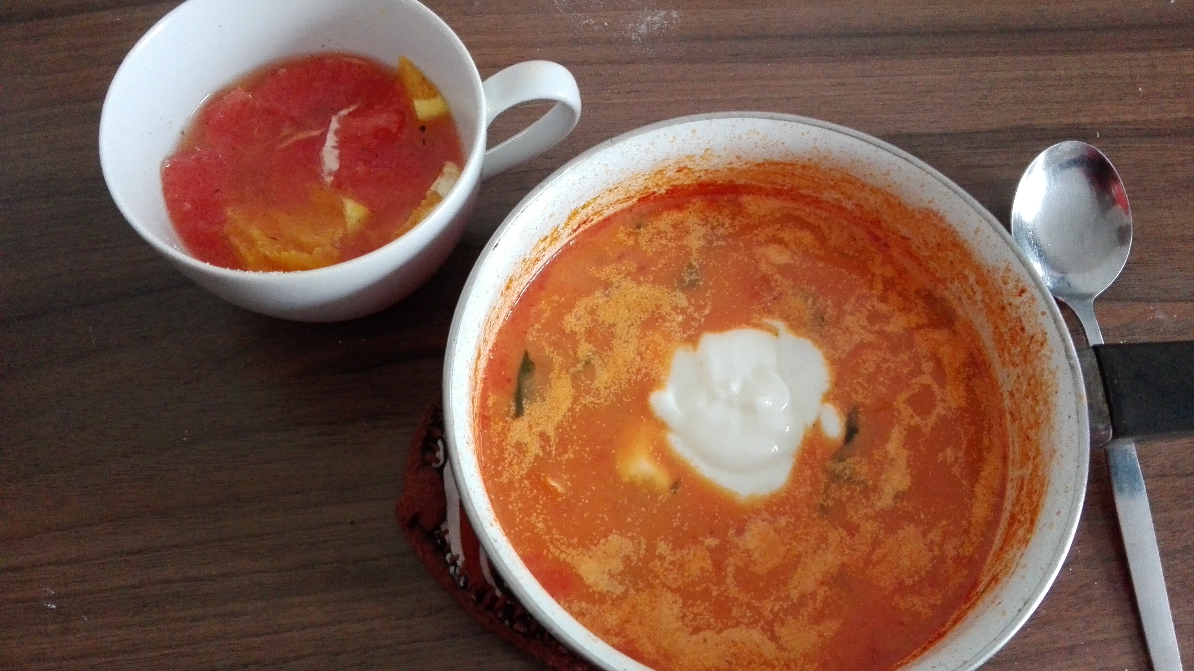 Tomatensuppe und Orangensalat