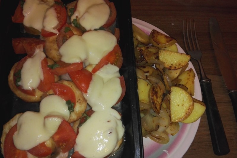 Überbackene Kalbsschnitzel und eine kleine Portion Bratkartoffeln