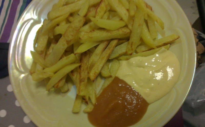 Pommes mit Mayo und Ketchup — Kilopurzel