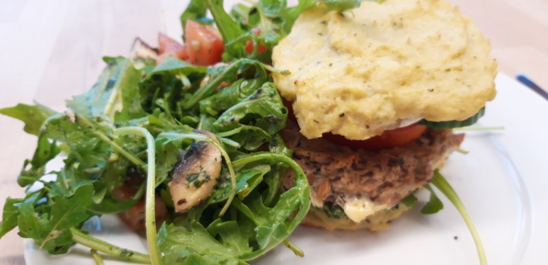 Thunfisch-Burger mit Salat — Kilopurzel